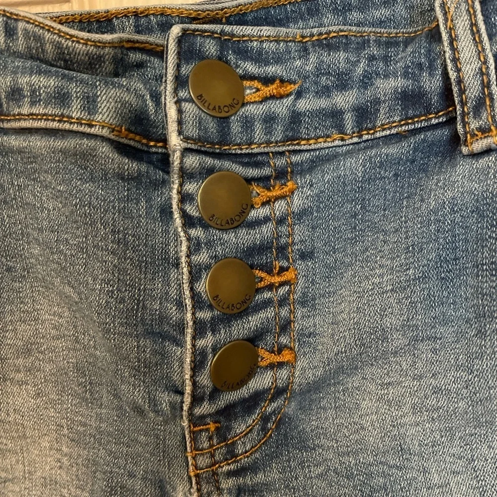 Billabong Buttoned Up button fly light wash raw hem distressed 5 pocket short 29